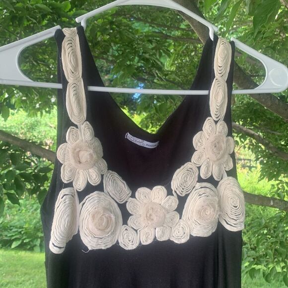 Sleeveless jersey knit dress with flower detail - Picture 2 of 5